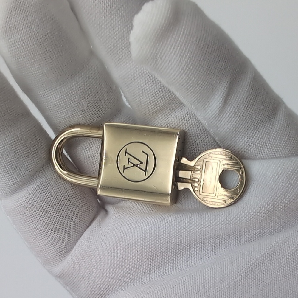 Louis Vuitton vintage lock and key # 222 padlock